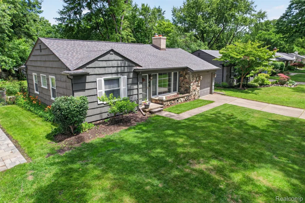 15690 Birwood Avenue Beverly Hills Village, MI 48025