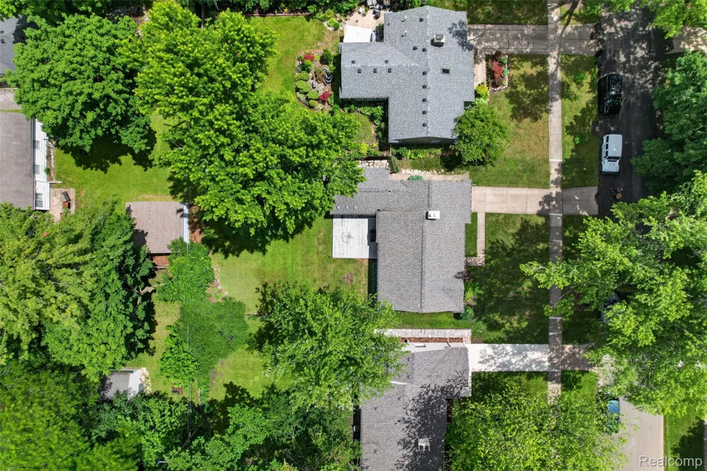 15690 Birwood Avenue Beverly Hills Village, MI 48025