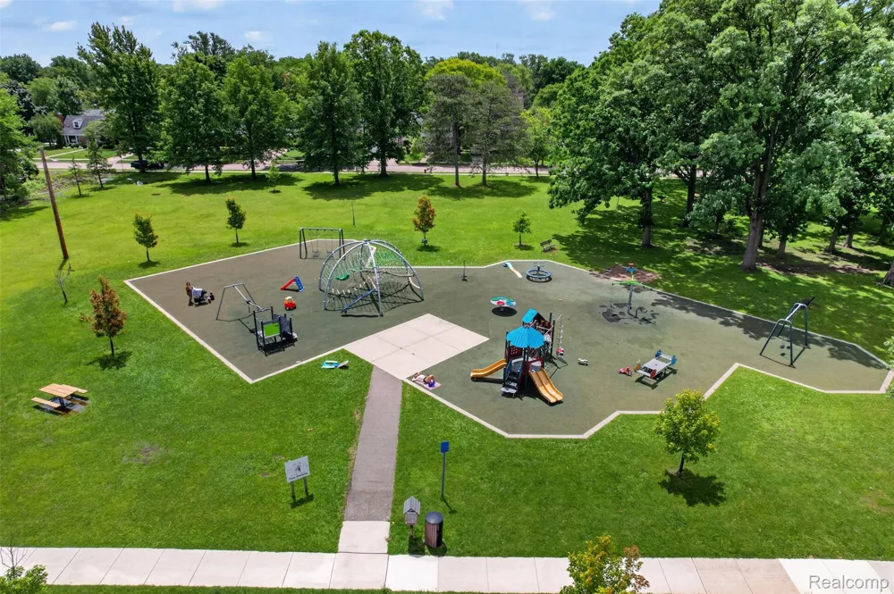 15690 Birwood Avenue Beverly Hills Village, MI 48025