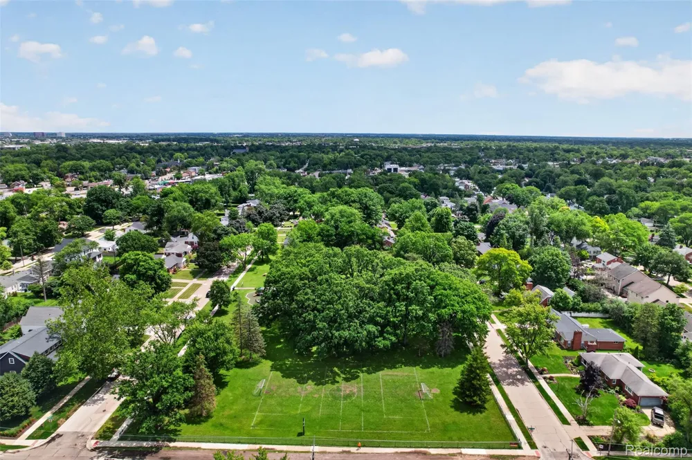 15690 Birwood Avenue Beverly Hills Village, MI 48025