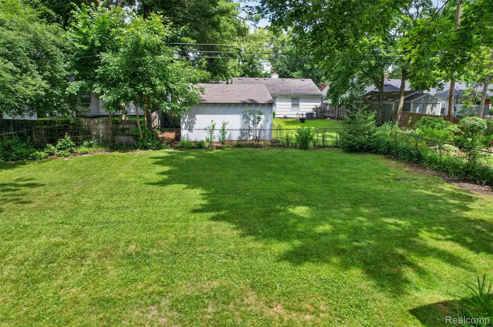 15690 Birwood Avenue Beverly Hills Village, MI 48025