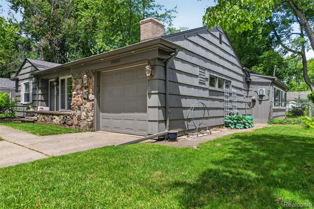 15690 Birwood Avenue Beverly Hills Village, MI 48025