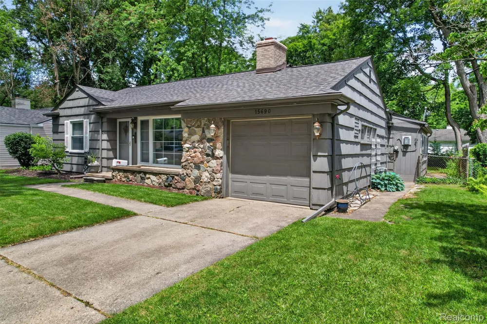 15690 Birwood Avenue Beverly Hills Village, MI 48025