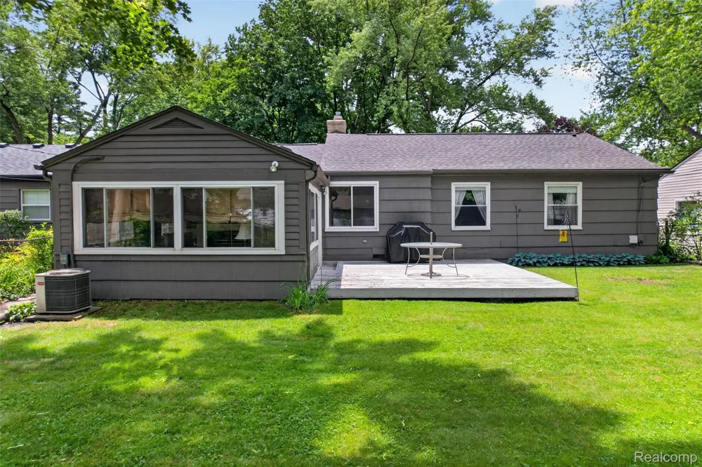 15690 Birwood Avenue Beverly Hills Village, MI 48025