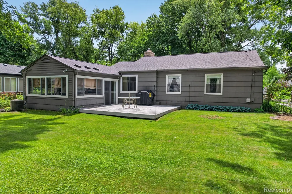 15690 Birwood Avenue Beverly Hills Village, MI 48025