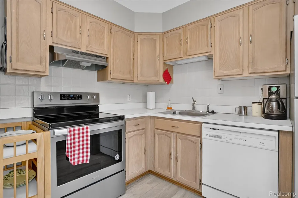 15690 Birwood Avenue Beverly Hills Village, MI 48025