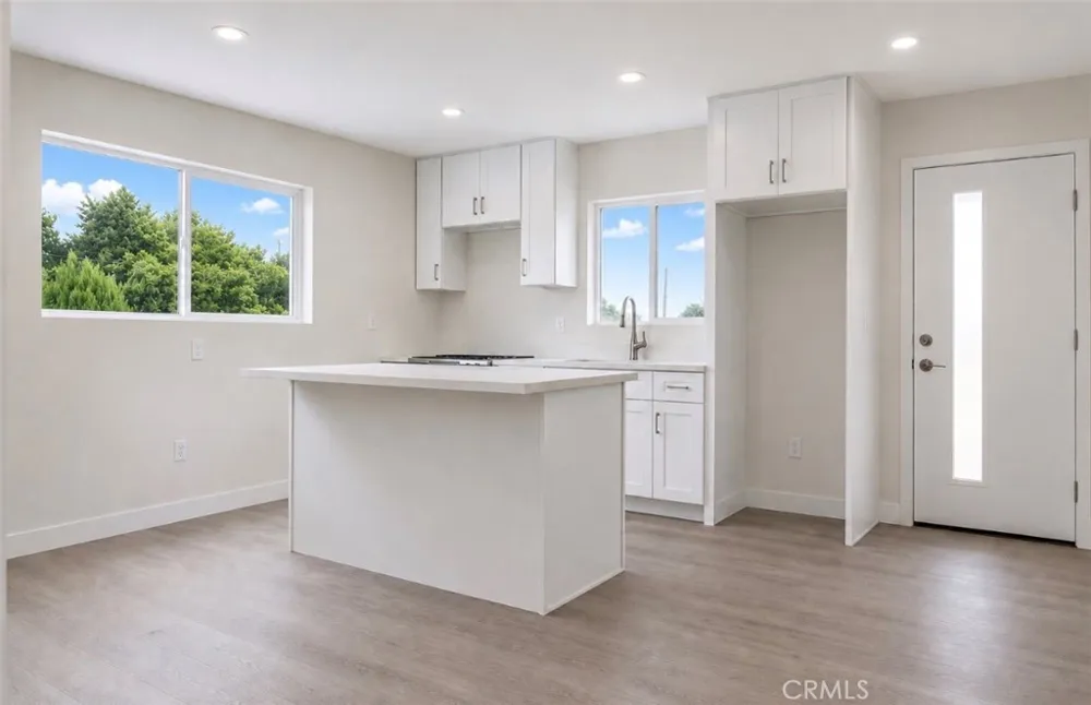 8410 Noble North Hills, CA 91343