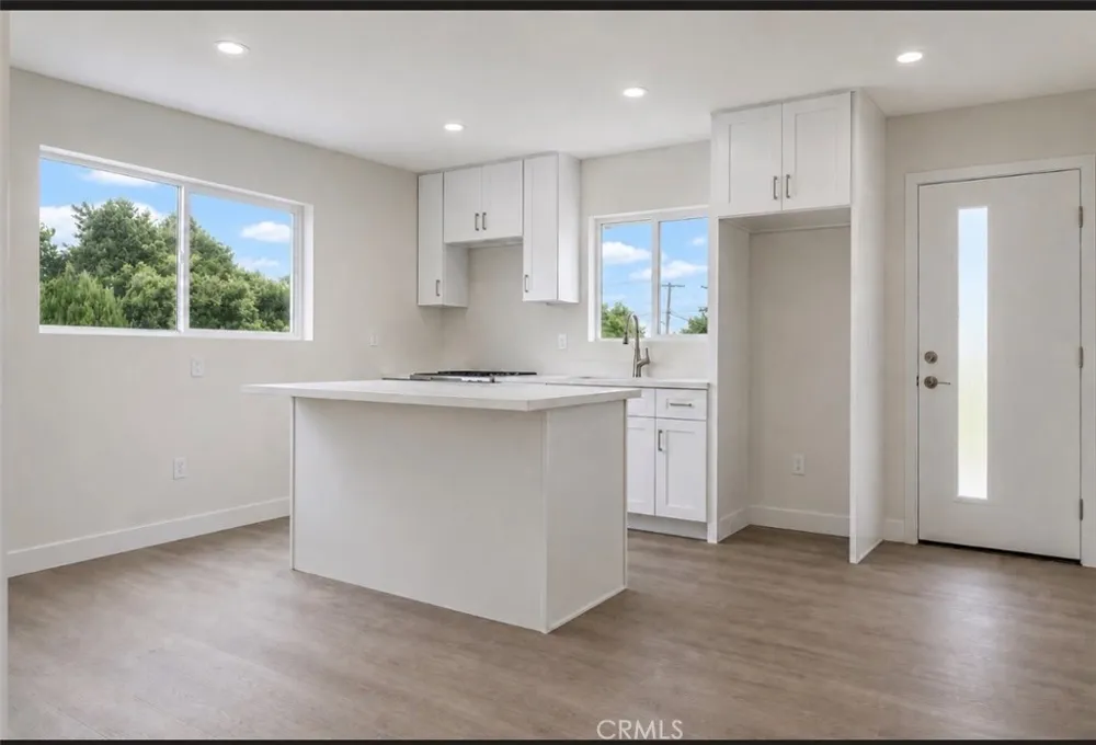 8410 Noble North Hills, CA 91343