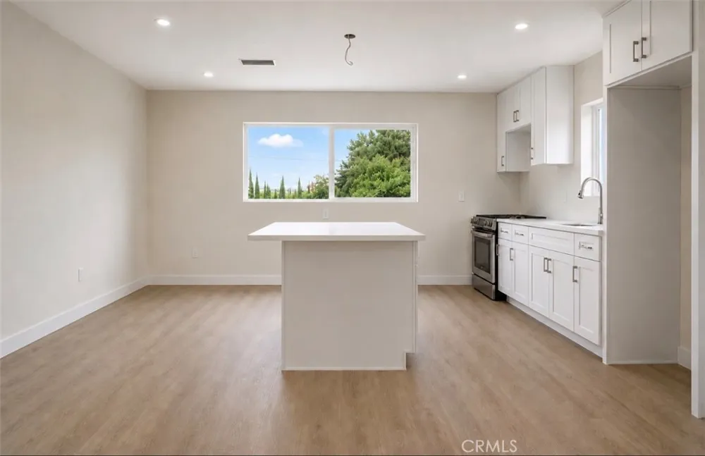 8410 Noble North Hills, CA 91343