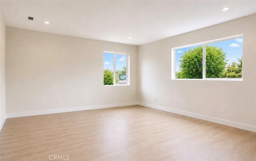 8410 Noble North Hills, CA 91343