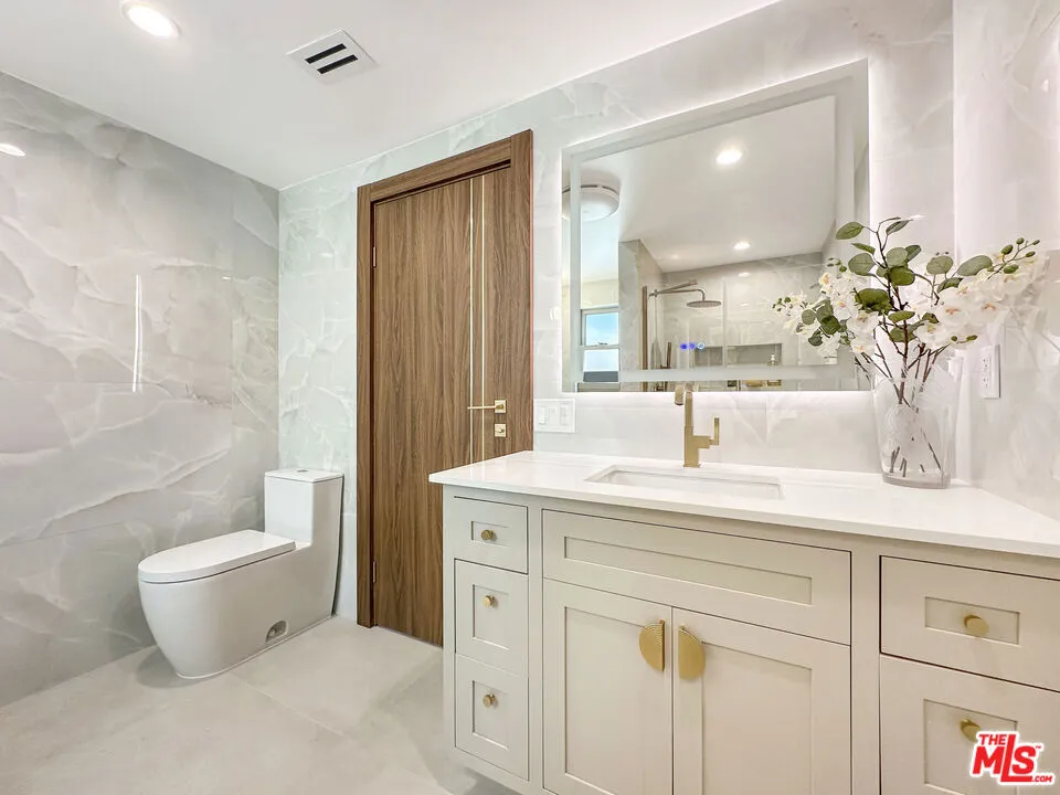 5810 S Halm Avenue Los Angeles, CA 90056