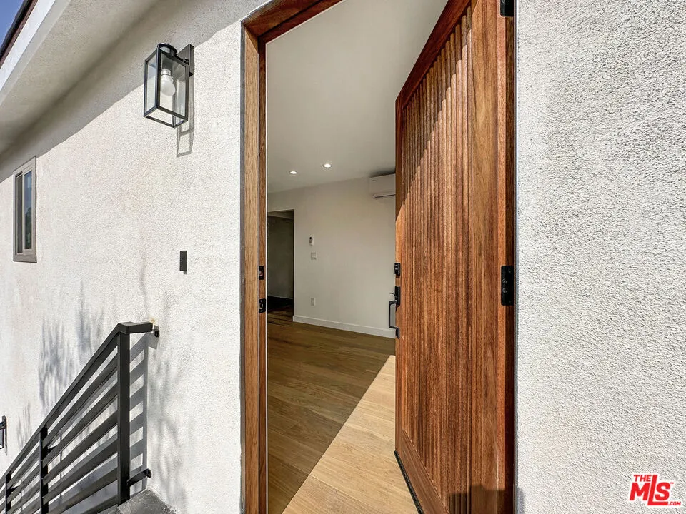 5810 S Halm Avenue Los Angeles, CA 90056