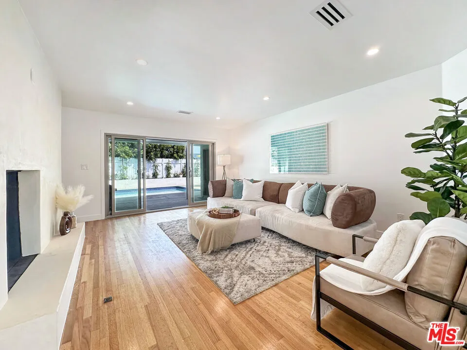 5810 S Halm Avenue Los Angeles, CA 90056
