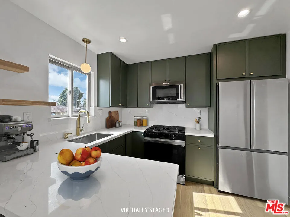5810 S Halm Avenue Los Angeles, CA 90056