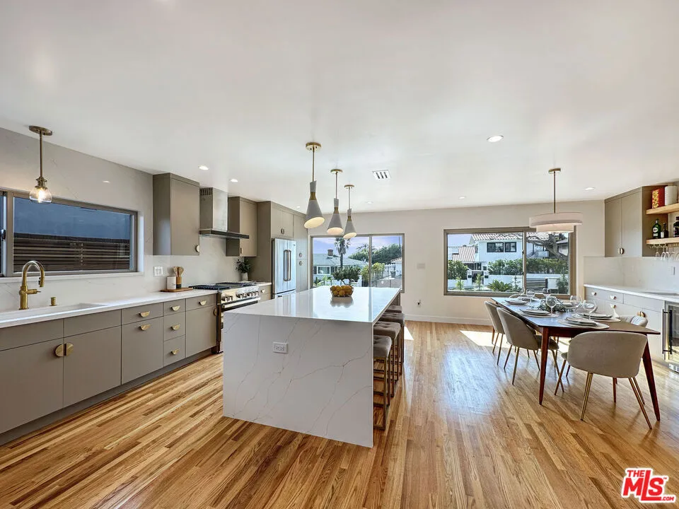 5810 S Halm Avenue Los Angeles, CA 90056