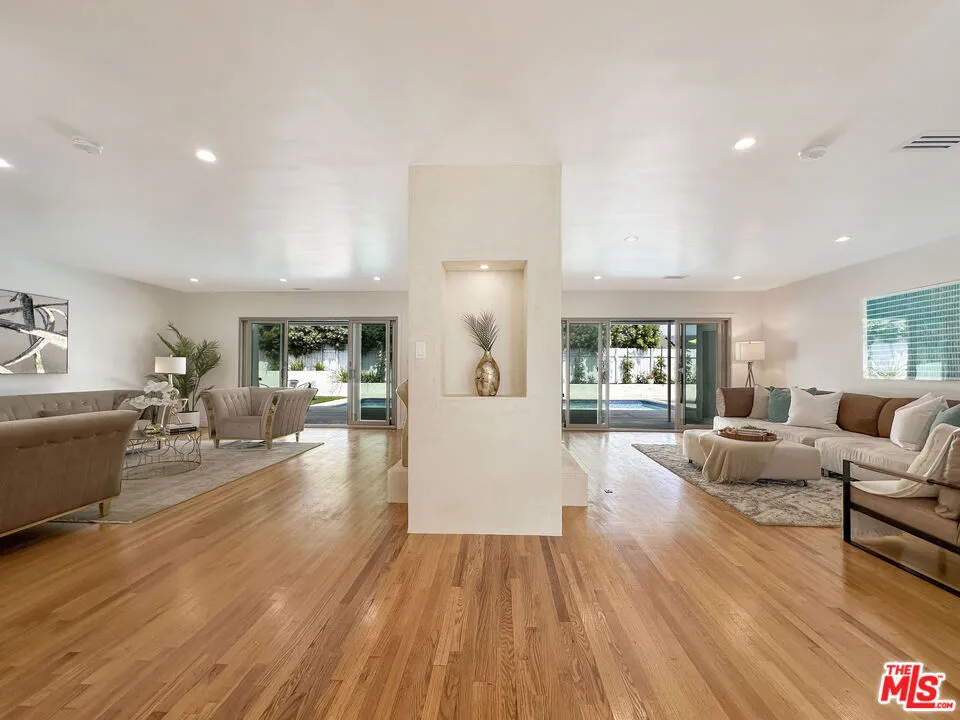 5810 S Halm Avenue Los Angeles, CA 90056