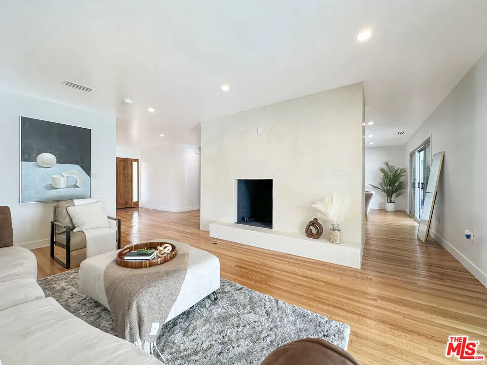 5810 S Halm Avenue Los Angeles, CA 90056
