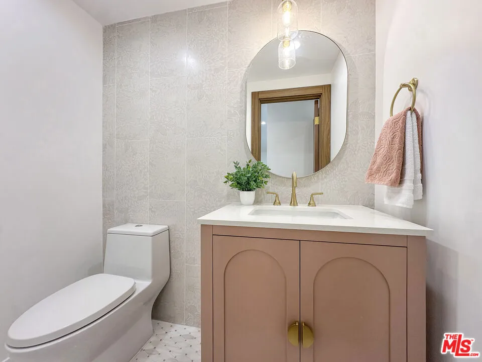 5810 S Halm Avenue Los Angeles, CA 90056