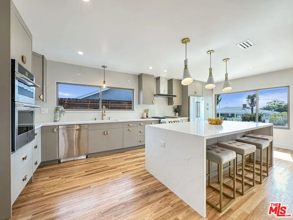 5810 S Halm Avenue Los Angeles, CA 90056
