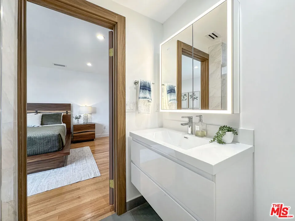 5810 S Halm Avenue Los Angeles, CA 90056