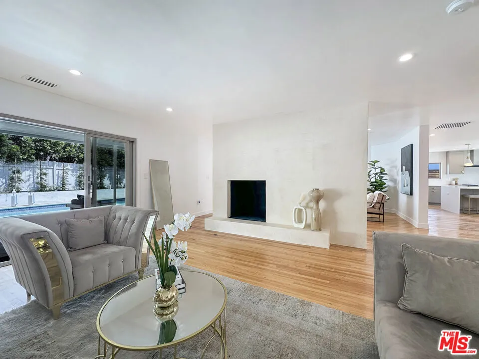5810 S Halm Avenue Los Angeles, CA 90056