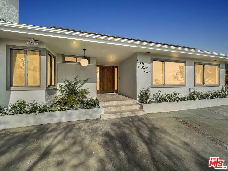 5810 S Halm Avenue Los Angeles, CA 90056