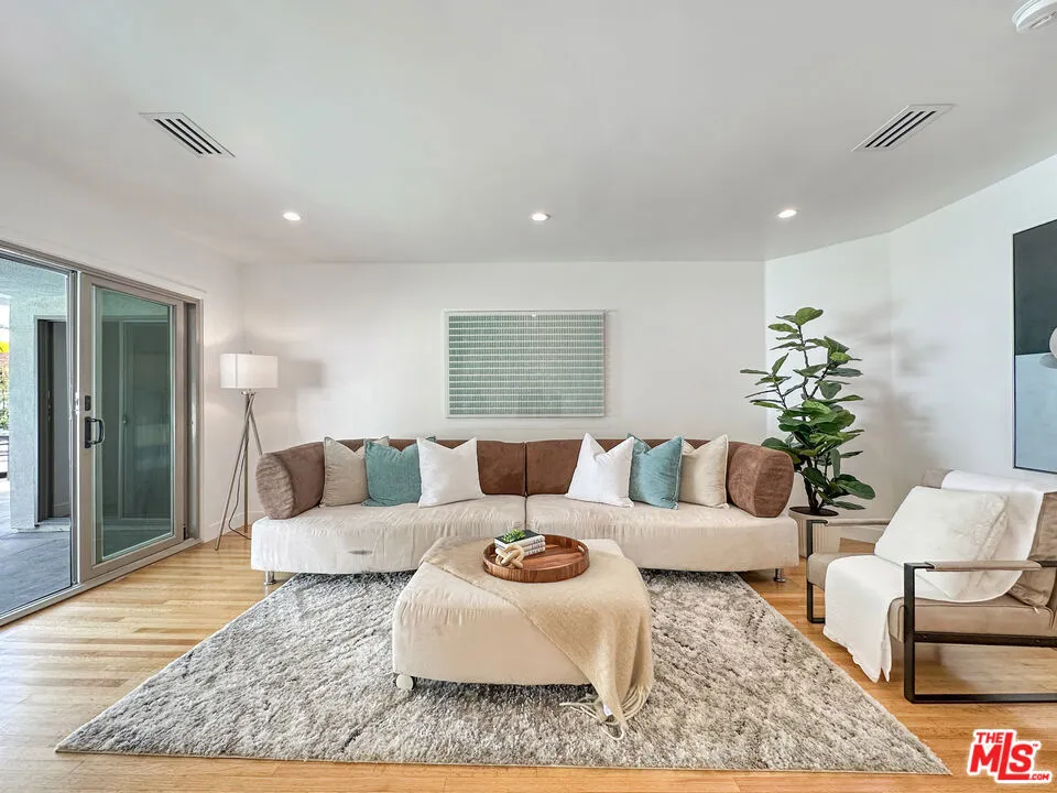 5810 S Halm Avenue Los Angeles, CA 90056