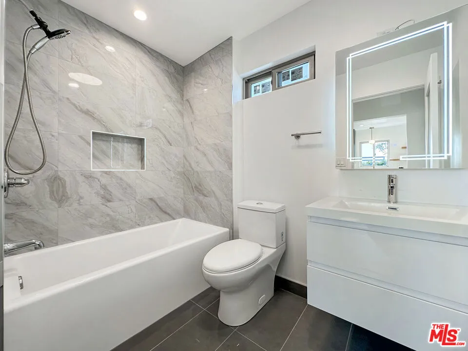 5810 S Halm Avenue Los Angeles, CA 90056