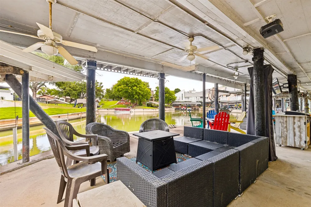 676 Harbor Drive Azle, TX 76020