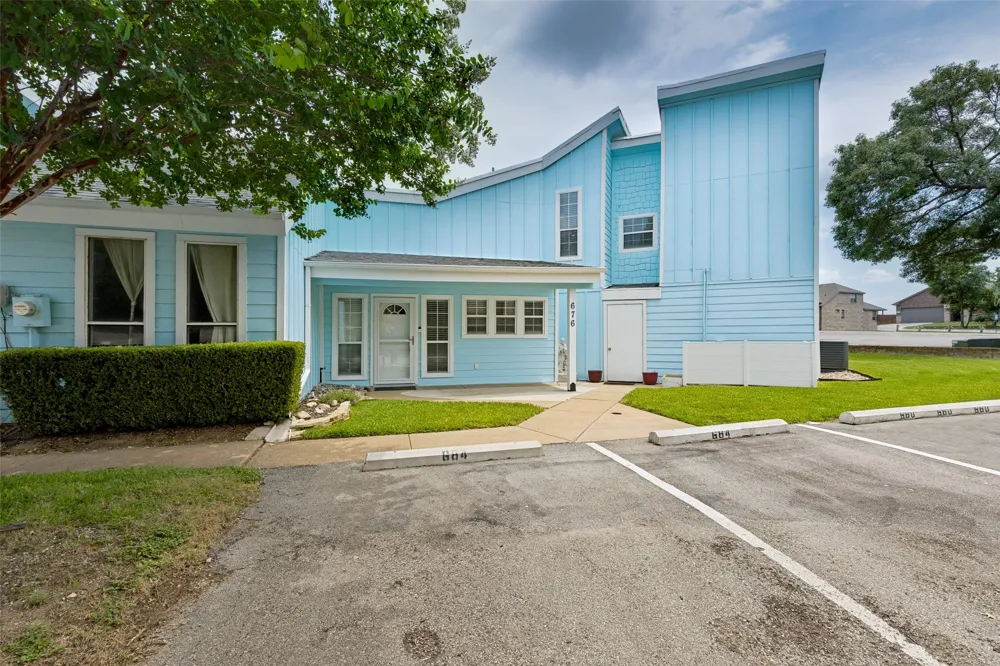 676 Harbor Drive Azle, TX 76020
