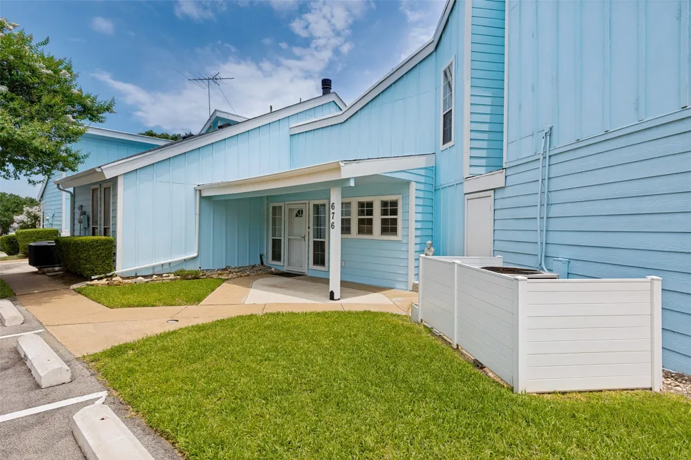 676 Harbor Drive Azle, TX 76020
