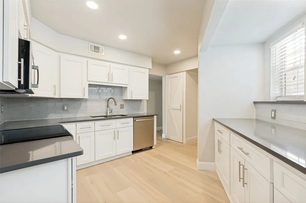 676 Harbor Drive Azle, TX 76020