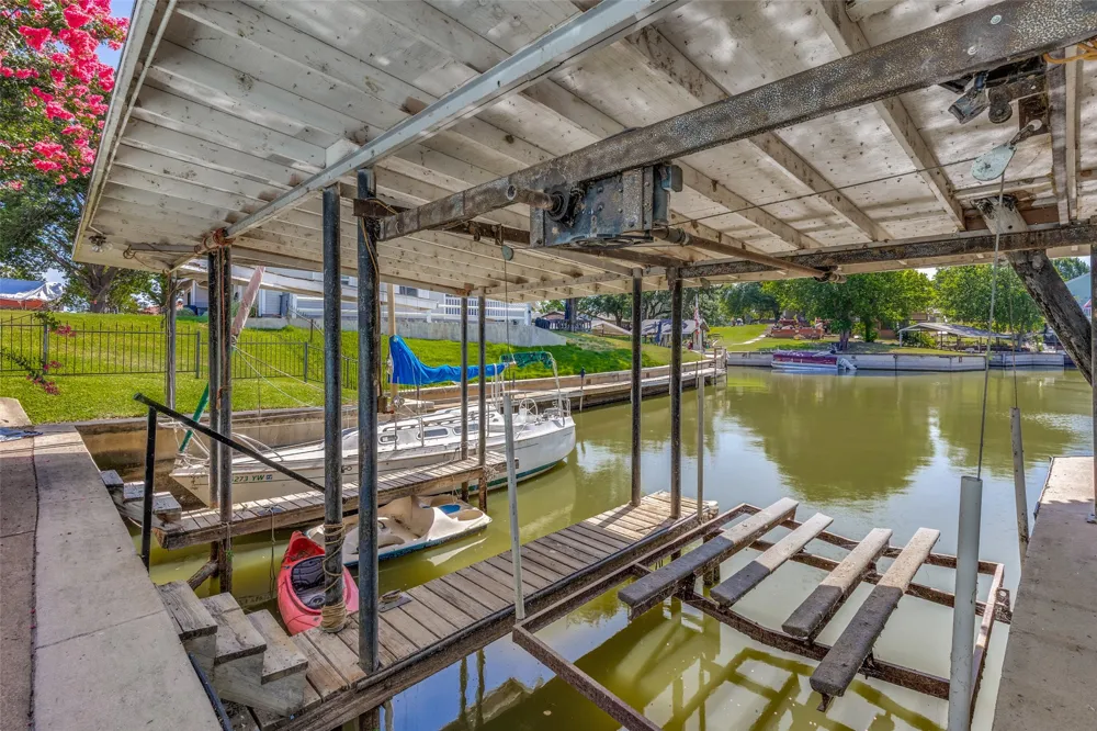 676 Harbor Drive Azle, TX 76020