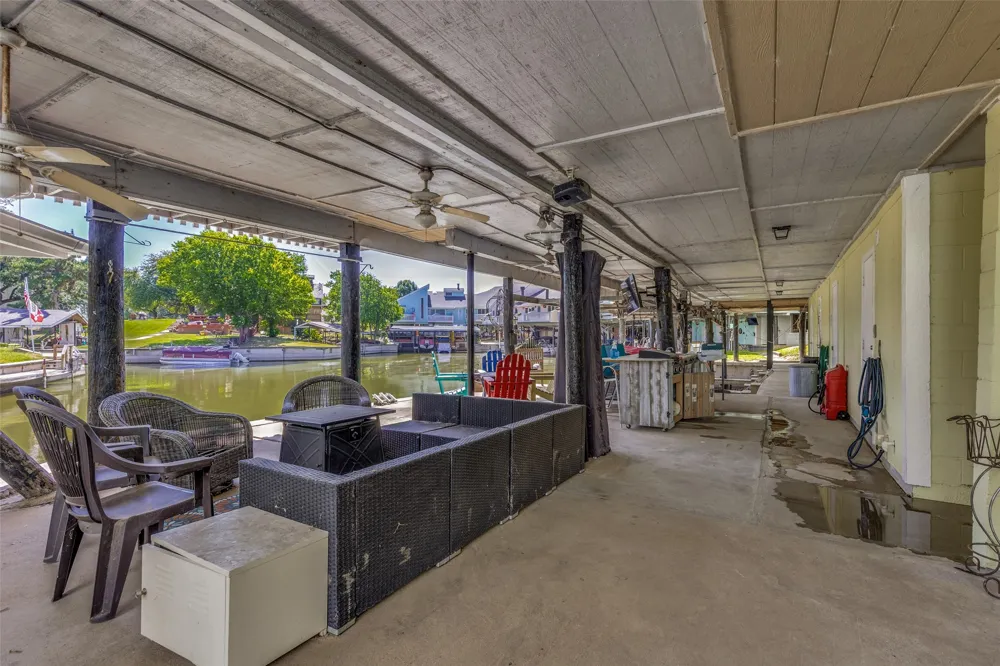 676 Harbor Drive Azle, TX 76020