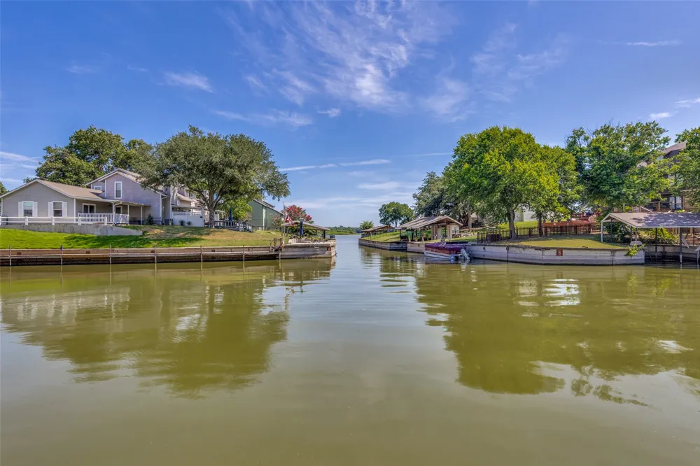 676 Harbor Drive Azle, TX 76020