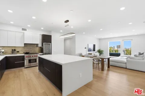 505 S Barrington Avenue #406