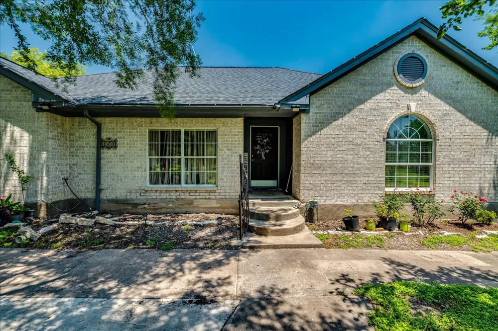 123 Crossroads Drive Dale, TX 78616