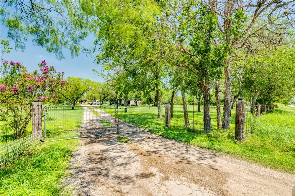 123 Crossroads Drive Dale, TX 78616