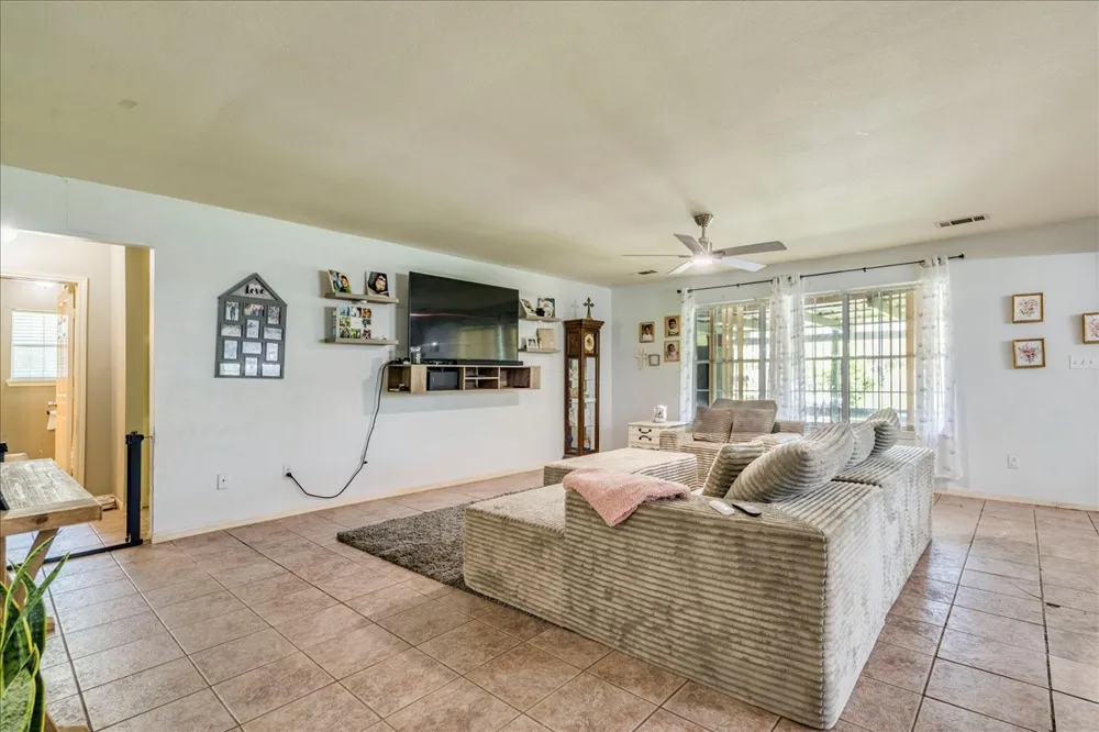 123 Crossroads Drive Dale, TX 78616