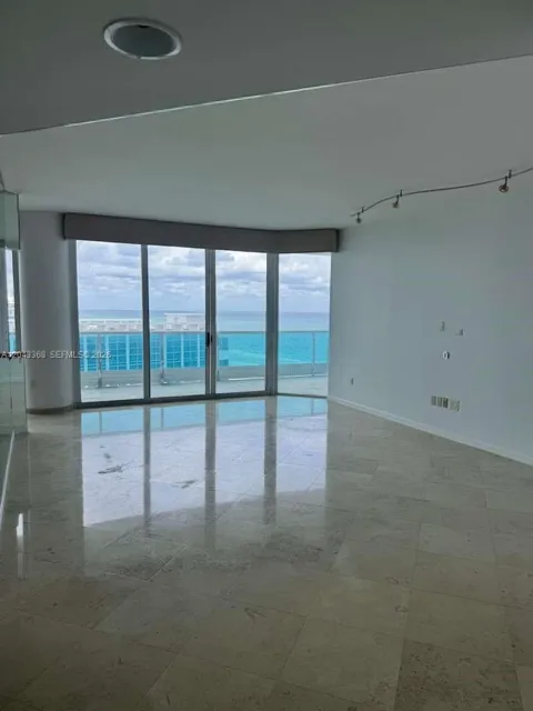 5025 Collins Ave #1602