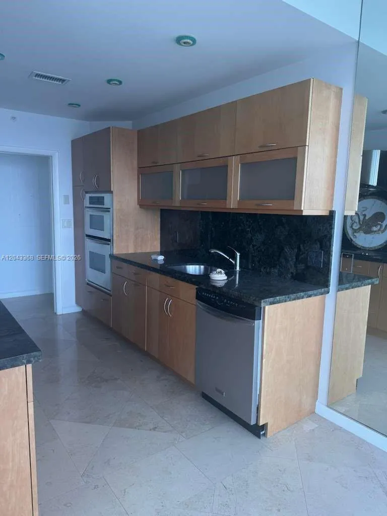 5025 Collins Ave #1602 Miami Beach, FL 33140