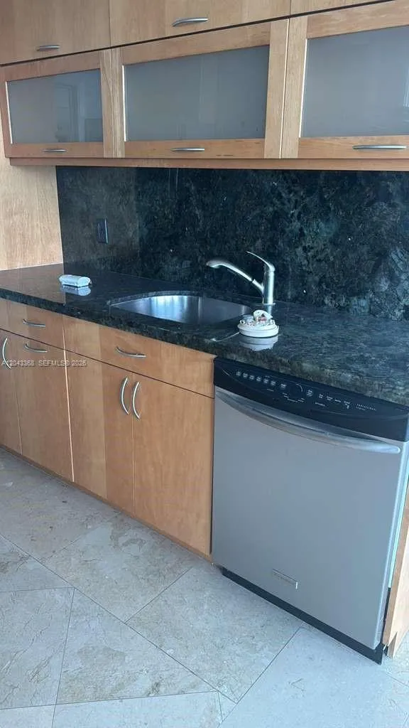 5025 Collins Ave #1602 Miami Beach, FL 33140