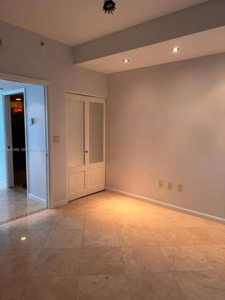 5025 Collins Ave #1602 Miami Beach, FL 33140