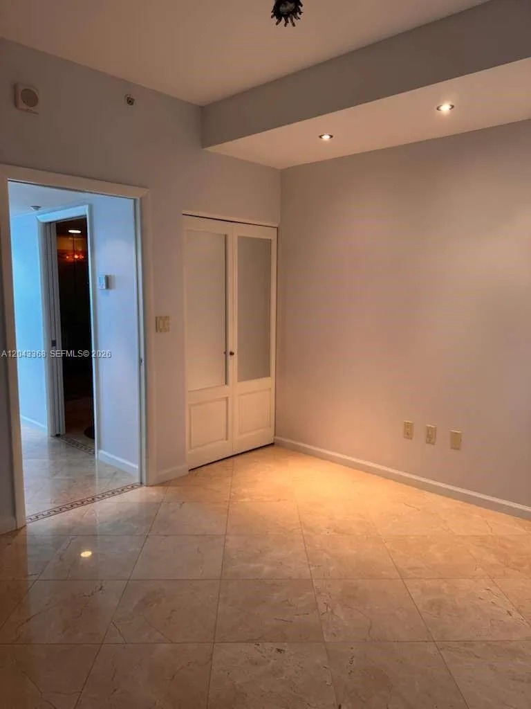 5025 Collins Ave #1602 Miami Beach, FL 33140