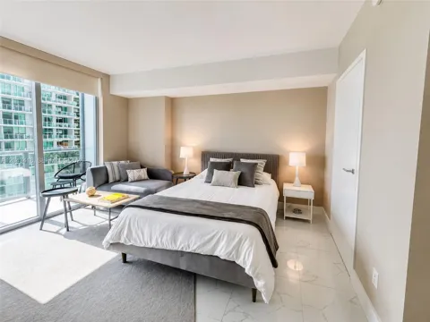 1300 Brickell Bay Dr #1806