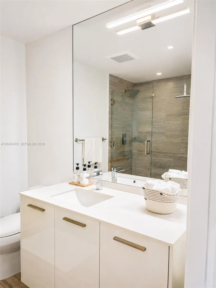1300 Brickell Bay Dr #1806 Miami, FL 33131