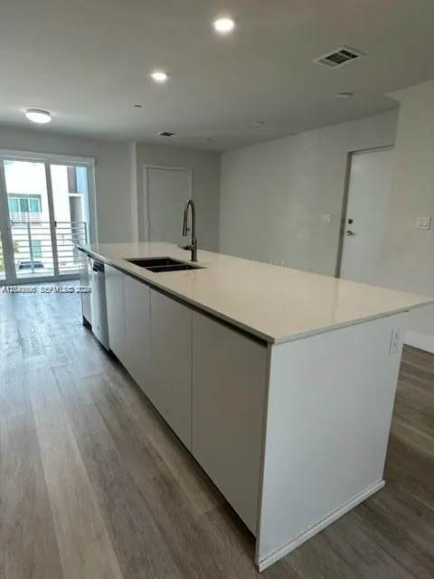 2561 NE 193rd St #1208 Miami, FL 33180