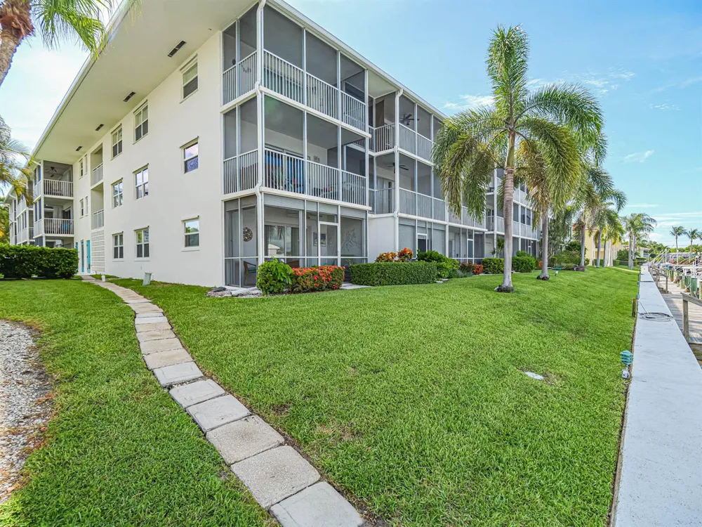 37 Yacht Club Drive #310 North Palm Beach, FL 33408