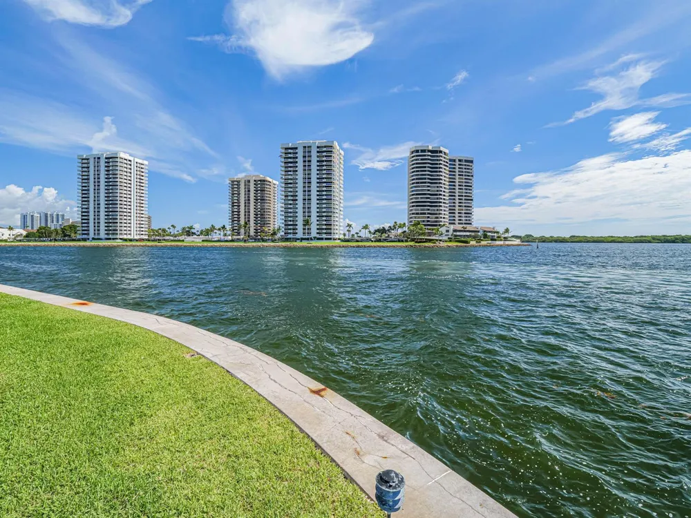 37 Yacht Club Drive #310 North Palm Beach, FL 33408