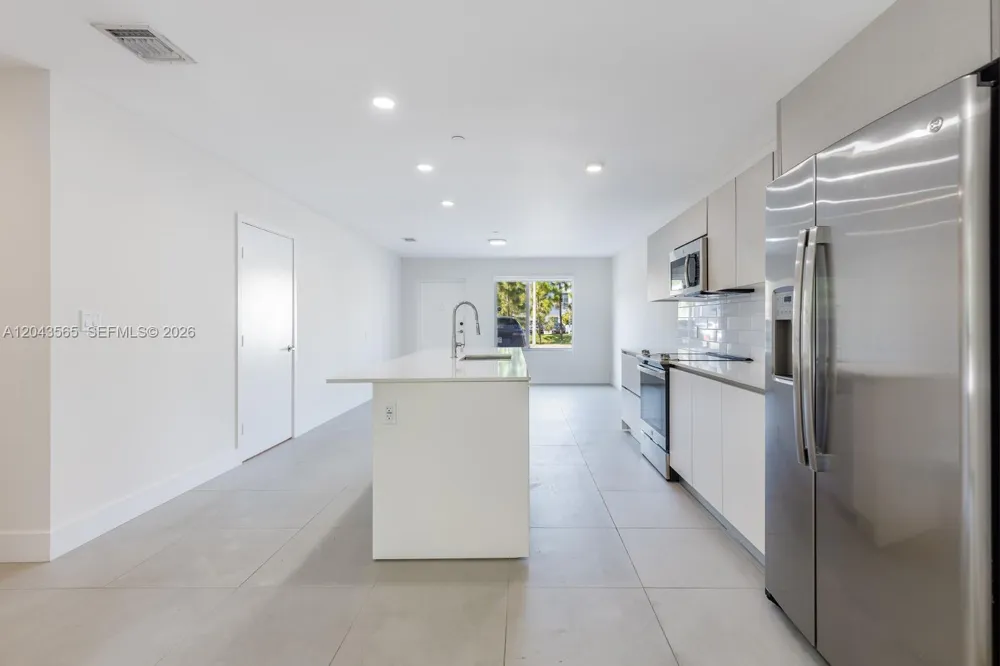 2505 NE 193rd St #4108 Miami, FL 33180